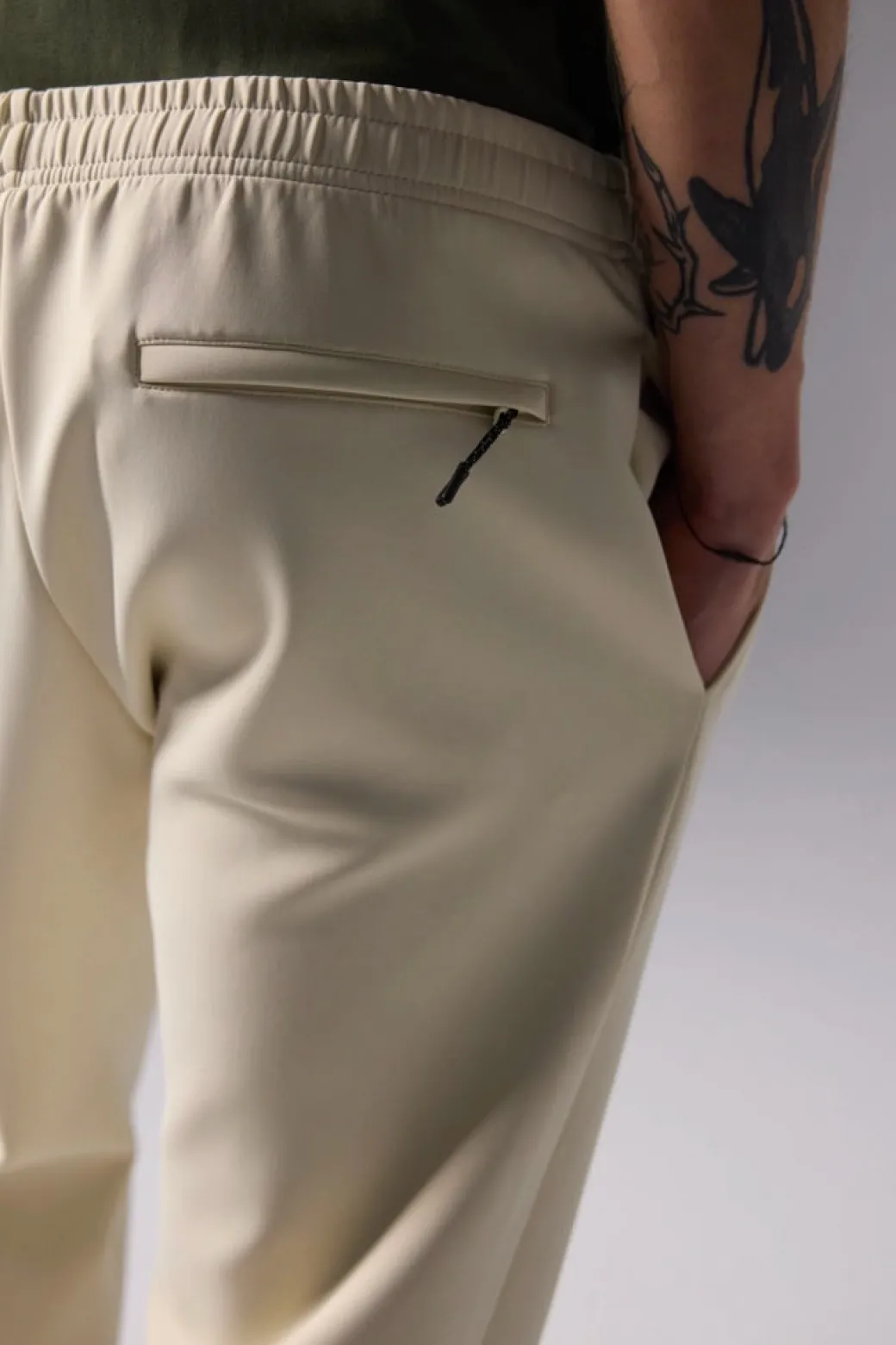 PANTALÓN TECH DUSTY CREAM