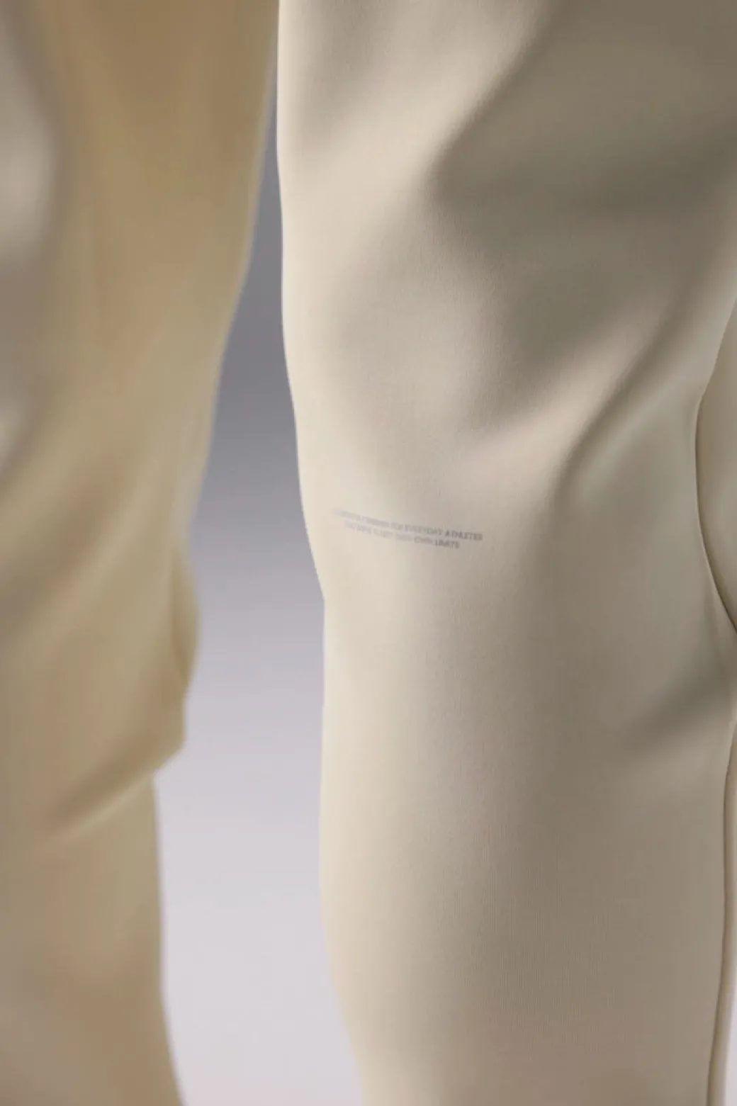 PANTALÓN TECH DUSTY CREAM