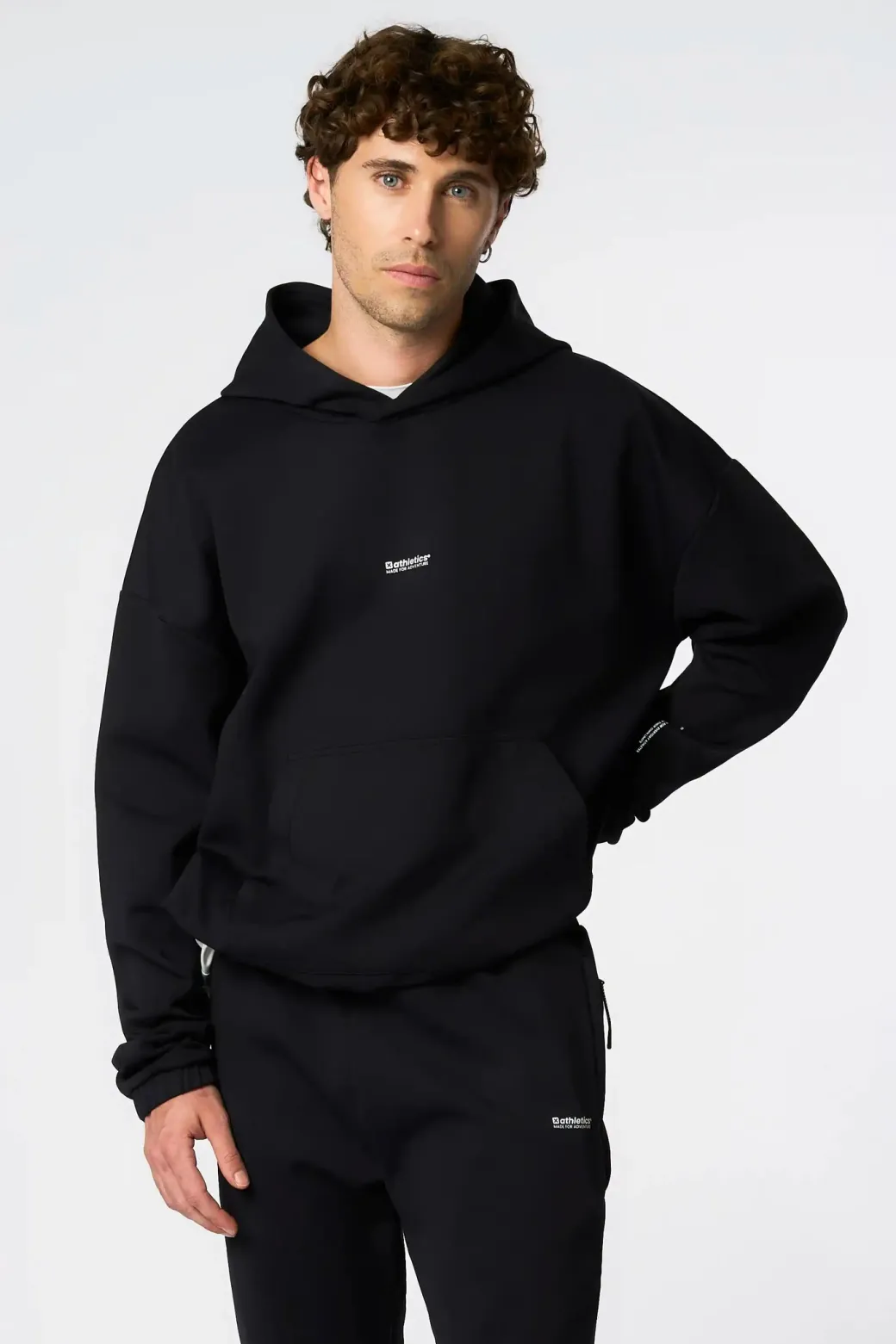 SUDADERA CON CAPUCHA TECH NEGRA OSCURA