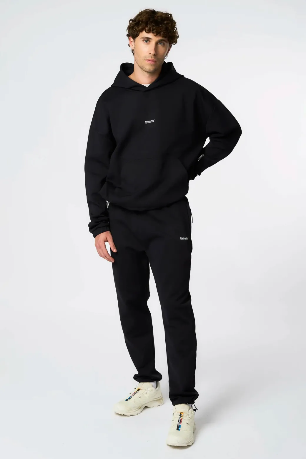 SUDADERA CON CAPUCHA TECH NEGRA OSCURA